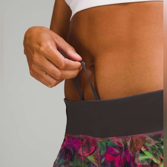 Lululemon Speed Up Low-Rise Lined Short 2.5”Vivid Floral Multi / Graphite Grey - Picture 4 of 9